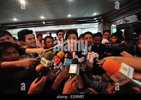 Bangkok. Il 9 gennaio, 2015. Ex primo ministro tailandese Shinawatra Yingluck (C) parla ai giornalisti al suo arrivo all'edificio del parlamento a Bangkok Gen 9, 2015. Il Thai Assemblea nazionale legislativa è impostato per aprire un caso di impeachment contro Yingluck Shinawatra ha il venerdì e lei dovrebbe fornire una dichiarazione della difesa. Yingluck è accusato di abbandono del dazio nella supervisione di un controverso del riso pledging regime. Credito: Rachen Sageamsak/Xinhua/Alamy Live News Foto Stock