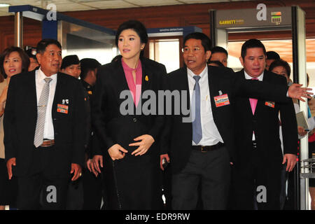 Bangkok. Il 9 gennaio, 2015. Ex primo ministro tailandese Shinawatra Yingluck (C) arriva all'edificio del parlamento a Bangkok Gen 9, 2015. Il Thai Assemblea nazionale legislativa è impostato per aprire un caso di impeachment contro Yingluck Shinawatra ha il venerdì e lei dovrebbe fornire una dichiarazione della difesa. Yingluck è accusato di abbandono del dazio nella supervisione di un controverso del riso pledging regime. Credito: Rachen Sageamsak/Xinhua/Alamy Live News Foto Stock