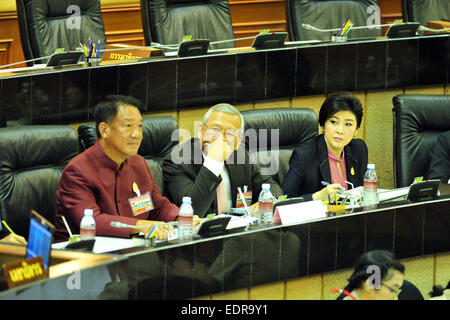 Bangkok. Il 9 gennaio, 2015. Ex primo ministro tailandese Shinawatra Yingluck (R) è visto presso il Parlamento europeo a Bangkok Gen 9, 2015. Il Thai Assemblea nazionale legislativa venerdì ha aperto un caso di impeachment contro Yingluck Shinawatra, accusandola di abbandono del dazio nella supervisione di un controverso del riso pledging regime. Yingluck ha fornito una dichiarazione della difesa. Credito: Rachen Sageamsak/Xinhua/Alamy Live News Foto Stock