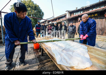 Hangzhou, cinese della Provincia di Zhejiang. Il 9 gennaio, 2015. Panifici locali fare torte di riso nell'antica città di Tangqi nel distretto di Yuhang di Hangzhou, a est della capitale cinese della Provincia di Zhejiang, Gen 9, 2015. © Xu Yu/Xinhua/Alamy Live News Foto Stock