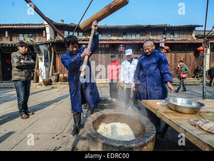 Hangzhou, cinese della Provincia di Zhejiang. Il 9 gennaio, 2015. Panifici locali fare torte di riso nell'antica città di Tangqi nel distretto di Yuhang di Hangzhou, a est della capitale cinese della Provincia di Zhejiang, Gen 9, 2015. © Xu Yu/Xinhua/Alamy Live News Foto Stock