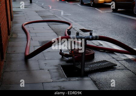 Londra, Regno Unito. 9 Gen, 2015. Un incendio scoppiato a casa ovale teatro vicino stazione ovale a Londra. 6 motorizzazioni frequentato, senza lesioni. Il teatro ha lanciato le carriere di attori come Tim Roth Credito: Rachel Megawhat/Alamy Live News Foto Stock