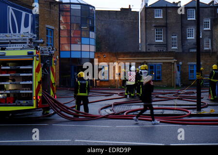 Londra, Regno Unito. 9 Gen, 2015. Un incendio scoppiato a casa ovale teatro vicino stazione ovale a Londra. 6 motorizzazioni frequentato, senza lesioni. Il teatro ha lanciato le carriere di attori come Tim Roth Credito: Rachel Megawhat/Alamy Live News Foto Stock