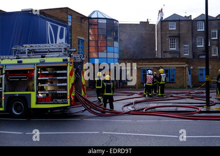 Londra, Regno Unito. 9 Gen, 2015. Un incendio scoppiato a casa ovale teatro vicino stazione ovale a Londra. 6 motorizzazioni frequentato, senza lesioni. Il teatro ha lanciato le carriere di attori come Tim Roth Credito: Rachel Megawhat/Alamy Live News Foto Stock