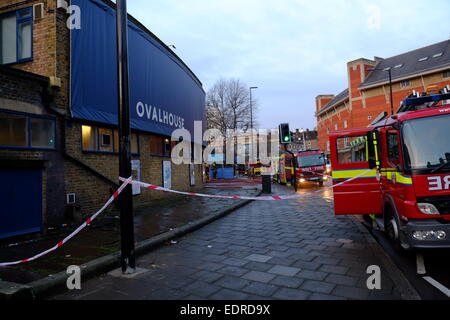 Londra, Regno Unito. 9 Gen, 2015. Un incendio scoppiato a casa ovale teatro vicino stazione ovale a Londra. 6 motorizzazioni frequentato, senza lesioni. Il teatro ha lanciato le carriere di attori come Tim Roth Credito: Rachel Megawhat/Alamy Live News Foto Stock