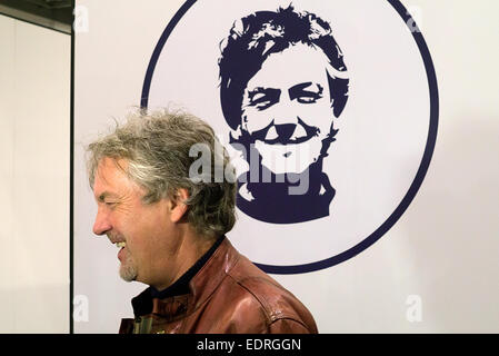 Londra, Regno Unito. 08 gen 2015. Il presentatore TV James può aprire la sua "le automobili che ha cambiato il mondo' del display al London Classic Car Show. Credito: Martyn Goddard/Alamy Live News Foto Stock