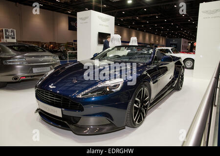 Un blu Aston Martin Vanquish Volante in mostra al London Classic Car Show all'Excel Foto Stock