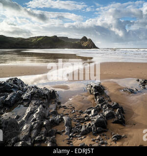 Bella mattinata estiva paesaggio su giallo spiaggia sabbiosa Foto Stock