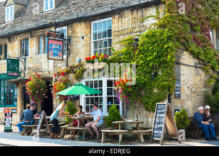 I turisti che bevono al Cotswolds Arms inn tradizionale vecchio pub gastro a Burford nel Cotswolds, Oxfordshire, Regno Unito Foto Stock