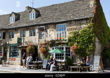 I turisti che bevono al Cotswolds Arms inn tradizionale vecchio pub gastro a Burford nel Cotswolds, Oxfordshire, Regno Unito Foto Stock