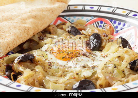 Piatto marocchino di cipolle, aglio, peperoncino, olive nere, l'uovo e Za'atar Foto Stock