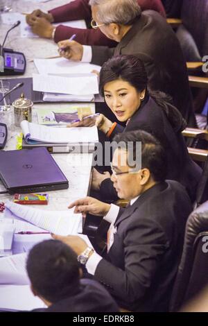 Bangkok, Tailandia. Il 9 gennaio, 2015. YINGLUCK SHINAWATRA, ex Primo Ministro della Thailandia, ascolta il governo caso contro di lei durante il suo impeachment prova nell'Assemblea nazionale legislativa. Thailandia del militare-nominato Assemblea nazionale legislativa ha iniziato impeachment audizioni venerdì contro l ex Primo Ministro Yingluck Shinawatra. Credito: ZUMA Press, Inc./Alamy Live News Foto Stock