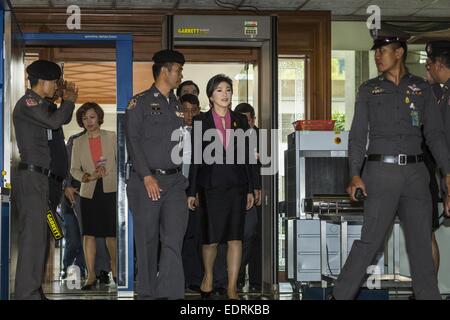 Bangkok, Tailandia. Il 9 gennaio, 2015. YINGLUCK SHINAWATRA, ex Primo Ministro della Thailandia, entra nella casa del Parlamento a Bangkok per la sua prova di impeachment. Thailandia del militare-nominato Assemblea nazionale legislativa ha iniziato impeachment audizioni venerdì contro l ex Primo Ministro Yingluck Shinawatra. Credito: ZUMA Press, Inc./Alamy Live News Foto Stock