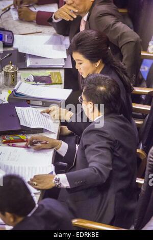 Bangkok, Tailandia. Il 9 gennaio, 2015. YINGLUCK SHINAWATRA, ex Primo Ministro della Thailandia, ascolta il governo caso contro di lei durante il suo impeachment prova nell'Assemblea nazionale legislativa. Thailandia del militare-nominato Assemblea nazionale legislativa ha iniziato impeachment audizioni venerdì contro l ex Primo Ministro Yingluck Shinawatra. Credito: ZUMA Press, Inc./Alamy Live News Foto Stock