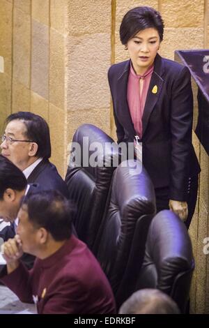 Bangkok, Tailandia. Il 9 gennaio, 2015. YINGLUCK SHINAWATRA, ex Primo Ministro della Thailandia, passeggiate per la sua sede durante il suo impeachment prova nell'Assemblea nazionale legislativa. Thailandia del militare-nominato Assemblea nazionale legislativa ha iniziato impeachment audizioni venerdì contro l ex Primo Ministro Yingluck Shinawatra. Credito: ZUMA Press, Inc./Alamy Live News Foto Stock