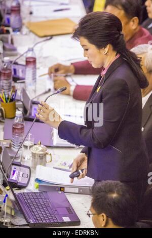 Bangkok, Tailandia. Il 9 gennaio, 2015. YINGLUCK SHINAWATRA, ex Primo Ministro della Thailandia, ascolta il governo caso contro di lei durante il suo impeachment prova nell'Assemblea nazionale legislativa. Thailandia del militare-nominato Assemblea nazionale legislativa ha iniziato impeachment audizioni venerdì contro l ex Primo Ministro Yingluck Shinawatra. Credito: ZUMA Press, Inc./Alamy Live News Foto Stock