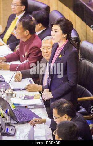 Bangkok, Tailandia. Il 9 gennaio, 2015. YINGLUCK SHINAWATRA, ex Primo Ministro della Thailandia, presenta la sua difesa durante il suo impeachment prova nell'Assemblea nazionale legislativa. Thailandia del militare-nominato Assemblea nazionale legislativa ha iniziato impeachment audizioni venerdì contro l ex Primo Ministro Yingluck Shinawatra. Credito: ZUMA Press, Inc./Alamy Live News Foto Stock