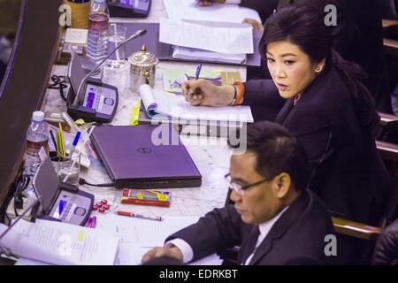 Bangkok, Tailandia. Il 9 gennaio, 2015. YINGLUCK SHINAWATRA, ex Primo Ministro della Thailandia, ascolta il governo caso contro di lei durante il suo impeachment prova nell'Assemblea nazionale legislativa. Thailandia del militare-nominato Assemblea nazionale legislativa ha iniziato impeachment audizioni venerdì contro l ex Primo Ministro Yingluck Shinawatra. Credito: ZUMA Press, Inc./Alamy Live News Foto Stock