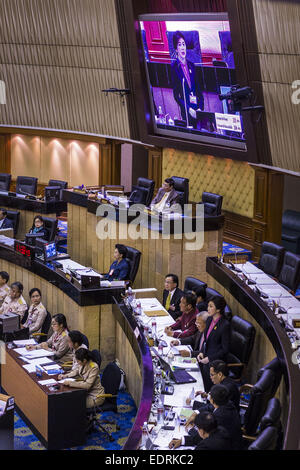 Bangkok, Tailandia. Il 9 gennaio, 2015. YINGLUCK SHINAWATRA, ex Primo Ministro della Thailandia, presenta la sua difesa durante il suo impeachment prova nell'Assemblea nazionale legislativa. Thailandia del militare-nominato Assemblea nazionale legislativa ha iniziato impeachment audizioni venerdì contro l ex Primo Ministro Yingluck Shinawatra. Credito: ZUMA Press, Inc./Alamy Live News Foto Stock