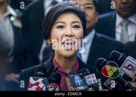 Bangkok, Tailandia. Il 9 gennaio, 2015. YINGLUCK SHINAWATRA, ex Primo Ministro della Thailandia, parla ai giornalisti dopo aver presentato la sua difesa durante il suo impeachment all'Assemblea nazionale legislativa. Thailandia del militare-nominato Assemblea nazionale legislativa ha iniziato impeachment audizioni venerdì contro l ex Primo Ministro Yingluck Shinawatra. Credito: ZUMA Press, Inc./Alamy Live News Foto Stock