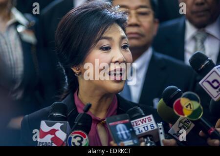 Bangkok, Tailandia. Il 9 gennaio, 2015. YINGLUCK SHINAWATRA, ex Primo Ministro della Thailandia, parla ai giornalisti dopo aver presentato la sua difesa durante il suo impeachment all'Assemblea nazionale legislativa. Thailandia del militare-nominato Assemblea nazionale legislativa ha iniziato impeachment audizioni venerdì contro l ex Primo Ministro Yingluck Shinawatra. Credito: ZUMA Press, Inc./Alamy Live News Foto Stock