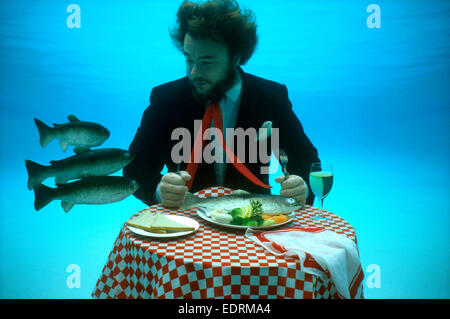 Mangia i pesci uomo Foto Stock