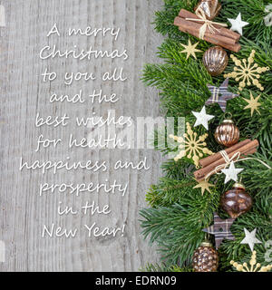 Inglese scheda di natale con Natale baubles, Abete rami e stelle Foto Stock