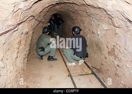 San Diego Tunnel Task Force explorer un sofisticato 560 metro lungo tunnel usato per il contrabbando di droga lungo gli Stati Uniti e il Messico di attraversamento di confine da Tijuana in Otay Mesa. Vedere la descrizione per maggiori informazioni. Foto Stock