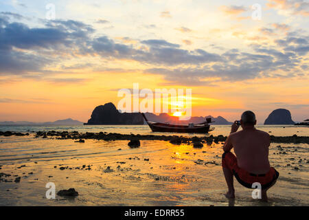 Straniero fotografia sulla spiaggia di mattina e sunrise a Trang ,Thailandia Foto Stock