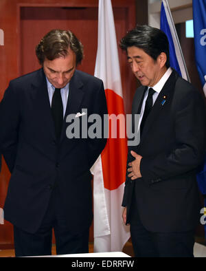 Tokyo, Giappone. Il 9 gennaio, 2015. Giappone il Primo Ministro Shinzo Abe, destra è soddisfatta da Thierry Dana, ambasciatore francese in Giappone, presso l' Ambasciata a Tokyo il Venerdì, 9 gennaio 2015. Abe ha visitato la legazione di offrire il suo cordoglio per le vittime nell'attacco alla sede del francese rivista satirica Charlie Hebdo a Parigi il mercoledì. Abe viene anche inviato un messaggio di cordoglio al Presidente francese Francois Hollande. Credito: Natsuki Sakai/AFLO/Alamy Live News Foto Stock