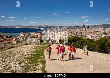 Gruppo di turisti a piedi fino alla collina che conduce alla cattedrale di Notre Dame de la Garde, Marsiglia, PACA, Francia Foto Stock