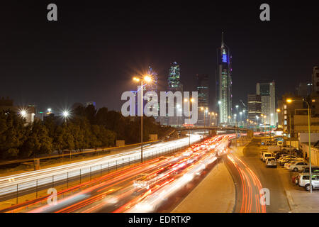 Ingorgo sull'autostrada in Kuwait di notte Foto Stock
