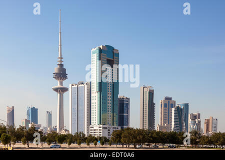 Skyline di Kuwait Downtown con torre di liberazione Foto Stock