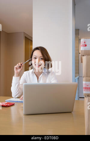 Venditore online utilizzando laptop Foto Stock