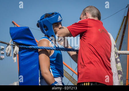 Tedesco-russo junior boxe dilettante al Festival tedesco-russo, Karlhorst Trabrennbahn, Berlino, Germania Foto Stock