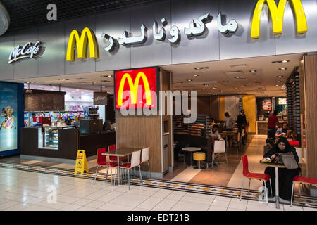 McDonalds, ristorante, catena, cafe,fast-food, uscita,negozi,in arabo, lingua, at, Bahrain International Airport, Bahrein, Medio Oriente Foto Stock