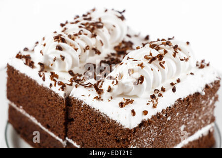 Torte al cioccolato con crema bianca sulla parte superiore su sfondo bianco Foto Stock