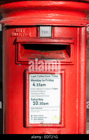 Ultima raccolta volte mostrato su un Royal Mail postbox, Nottinghamshire, England, Regno Unito Foto Stock