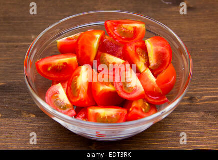 Cunei di pomodoro ciotola sul tavolo di legno Foto Stock