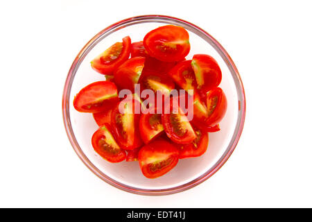 Fette di pomodoro sulla ciotola su sfondo bianco visto da sopra Foto Stock