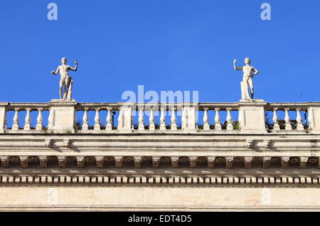 Palazzo rinascimentale con le statue sul tetto in Roma, Italia Foto Stock