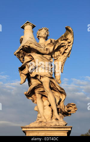 Una delle statue di angelo scolpito da Gian Lorenzo Bernini sulla San Angelo ponte di Roma, Italia Foto Stock