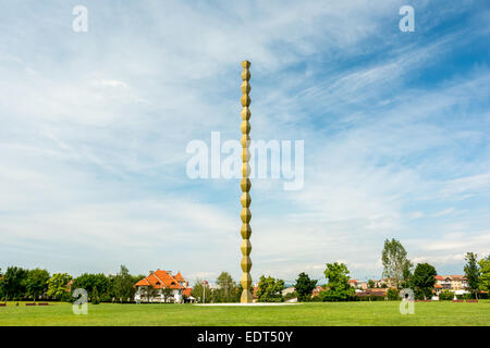 La colonna infinita (colonna di infinita) realizzato da Constantin Brancusi a Targu Jiu Romania simboleggia il sacrificio infinito Foto Stock