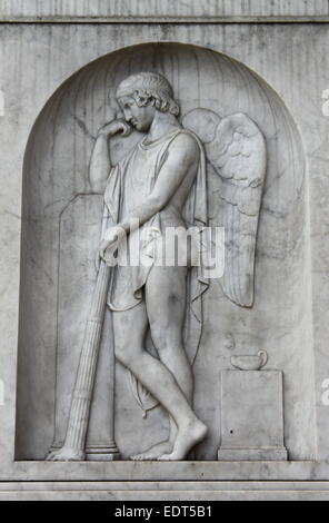 Bassorilievo di un angelo in un vecchio cimitero di Roma, Italia Foto Stock