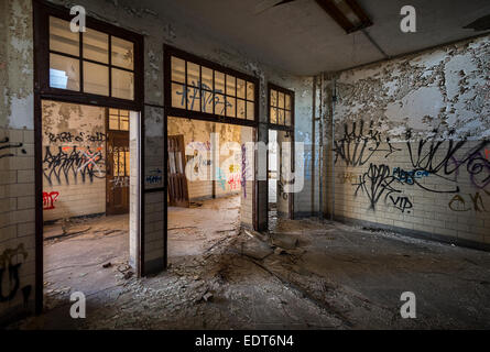 All'interno di abbandonato di alta scuola Foto Stock