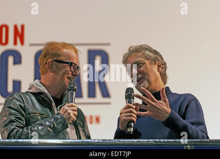 Londra, Regno Unito. 08 gen 2015. Chris Evans interviste James può durante la fase di apertura della sessione inaugurale del London Classic Car Show a Excel su 08.01.2015. James stava discutendo la sua speciale mostra presso la mostra "Le automobili che ha cambiato il mondo". Foto Stock