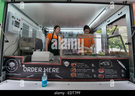 Carrello alimentari e pasti all'aperto, Bangkok, Thailandia Foto Stock