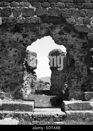 Fotografia in bianco e nero di rovine del vecchio monastero Foto Stock