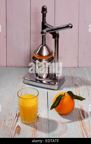 Frutti di colore arancione con foglia e centrifuga a sfondo, verticale Foto Stock