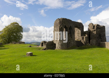 Kendal nel distretto del lago con una sezione della rovina Manor House a Kendal Castle, Cumbria. La lunga-castello in rovina risale al XII secolo. Foto Stock